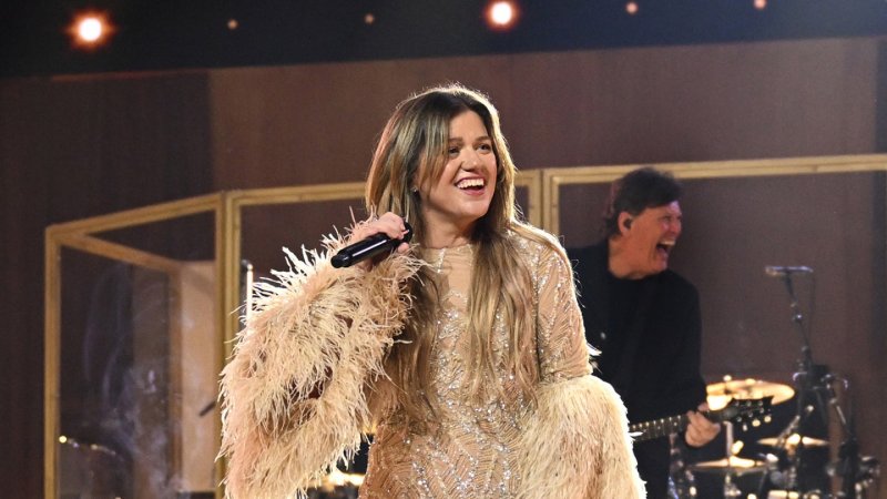 Kelly Clarkson postpones Las Vegas shows amid family crisis
