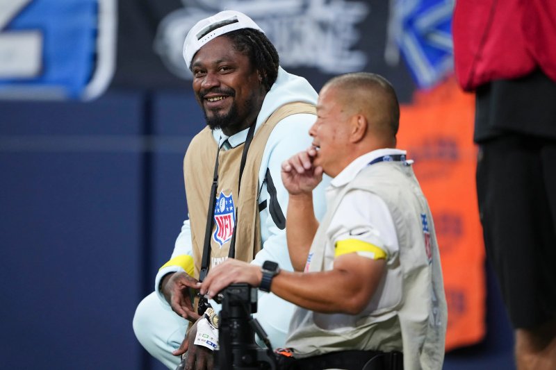 Marshawn Lynch protects camera with elbow during Seahawks preseason debut -  VIDEO 