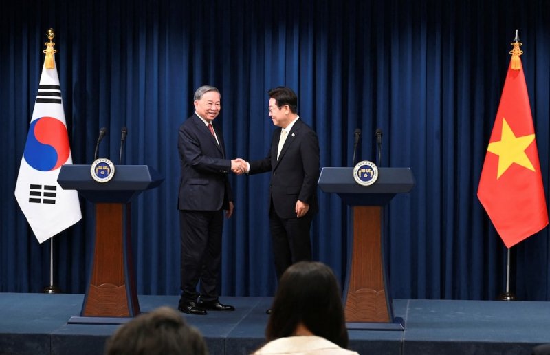 South Korea, Vietnam leaders pledge deeper ties amid trade headwinds