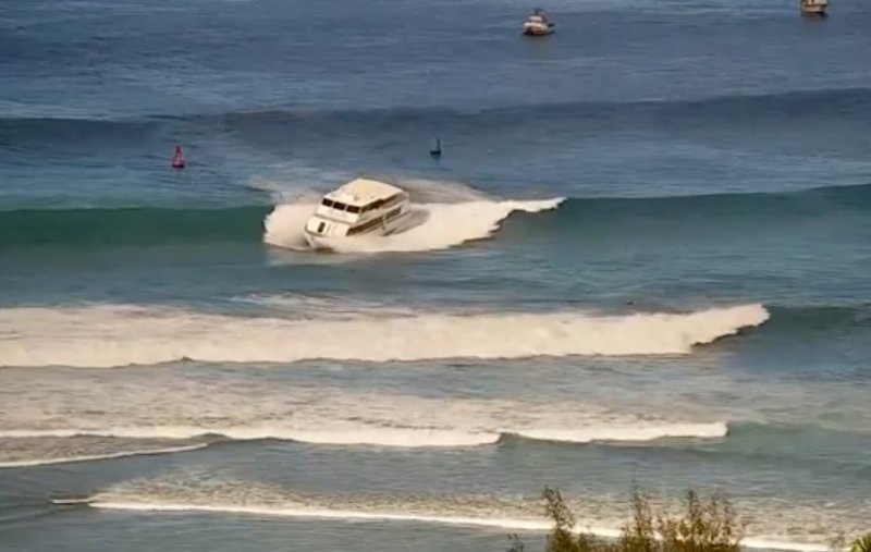 Passenger boat runs aground in high surf off Hawaii beach -  VIDEO 