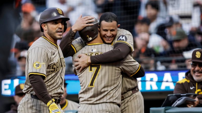Padres rally past Giants, tying Dodgers for NL West lead