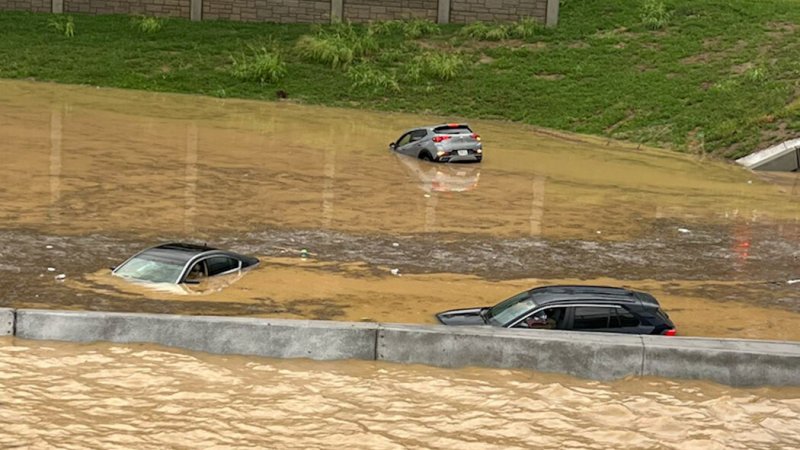 Heavy rain triggers flash flooding in Chattanooga, state of emergency declared