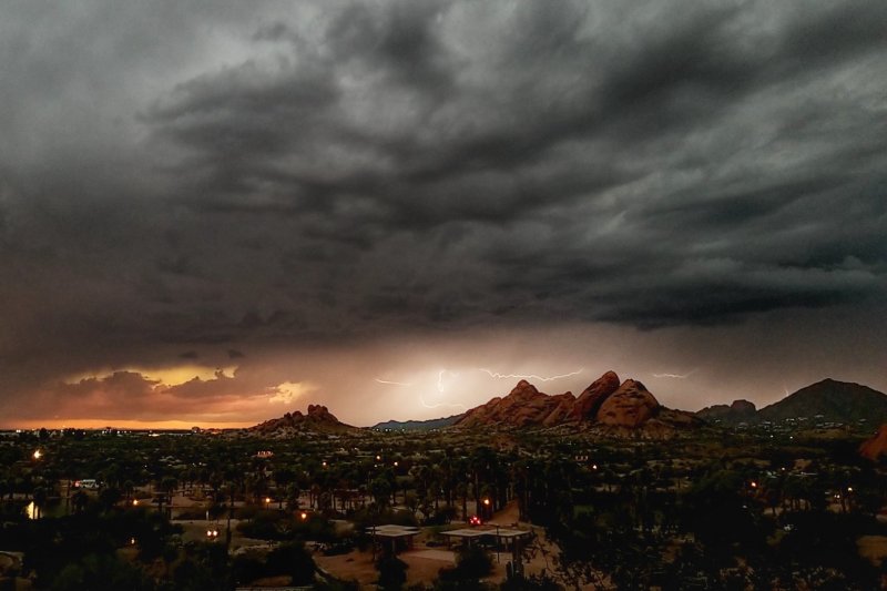 Monsoon storm strikes Arizona, causes power outages