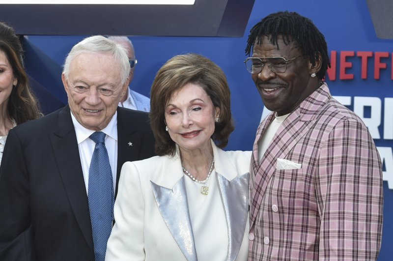 Dallas Cowboys owner Jerry Jones reveals cancer battle