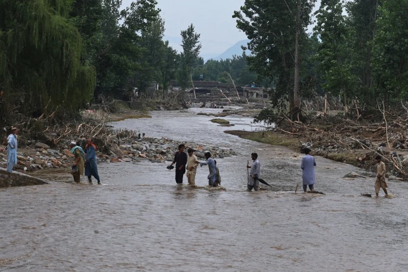 Pakistan flood death toll rises to nearly 700