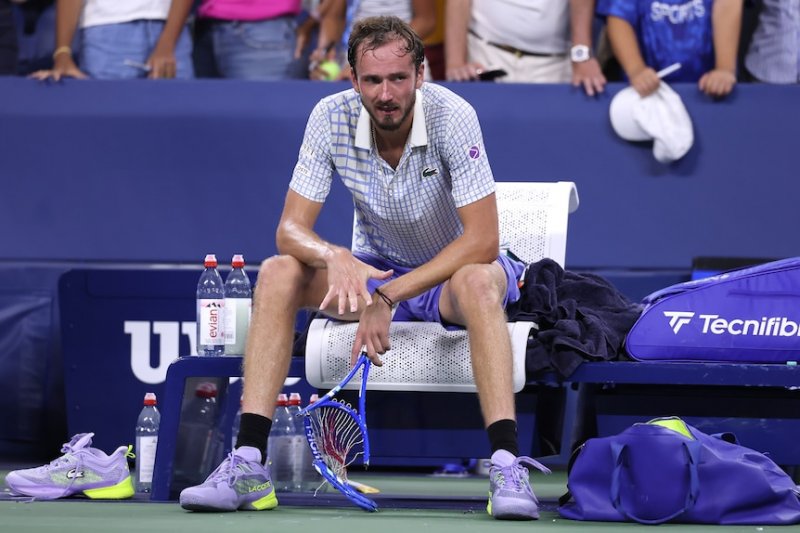 Medvedev’s U.S. Open match halted by boos after photographer enters court