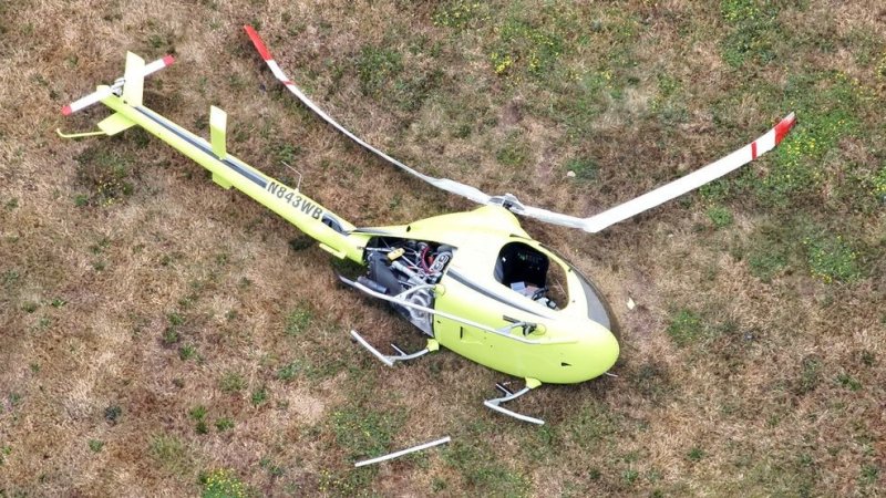 Helicopter crashes into field on Isle of Wight  -VIDEO 