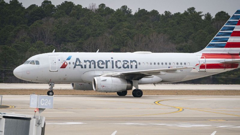 American Airlines flight makes emergency landing after passenger device catches fire