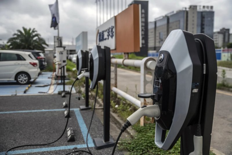 China establishes world's largest EV charging network