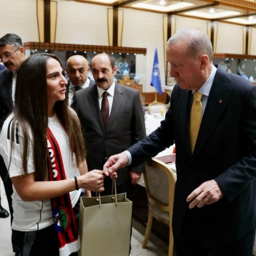 2025/08/17563-1756394133.jpg + Erdogan meets with Azerbaijani national football team players News about - Erdogan meets with Azerbaijani national football team players