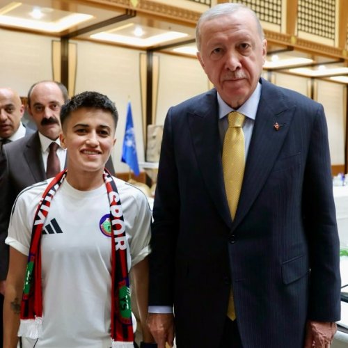 2025/08/17563-1756394133.jpg + Erdogan meets with Azerbaijani national football team players News about - Erdogan meets with Azerbaijani national football team players