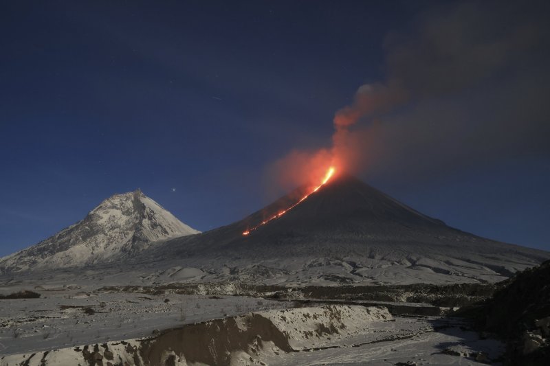Klyuchevsky volcano in Kamchatka spews ash up to 8 km