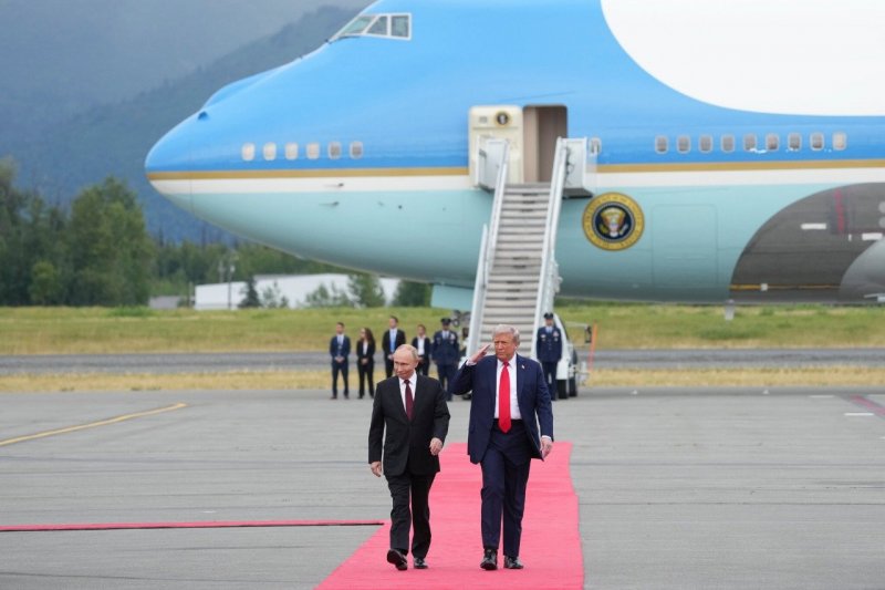 Trump and Putin shake hands as leaders head to closed-door meeting 