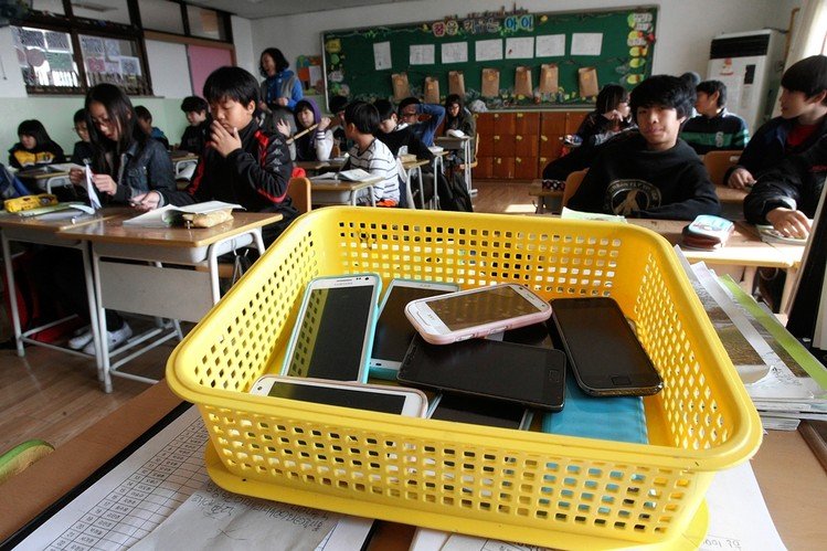 South Korea bans mobile phones in schools
