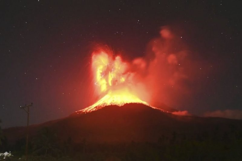 Mount Lewotobi Laki Laki in Indonesia erupts again