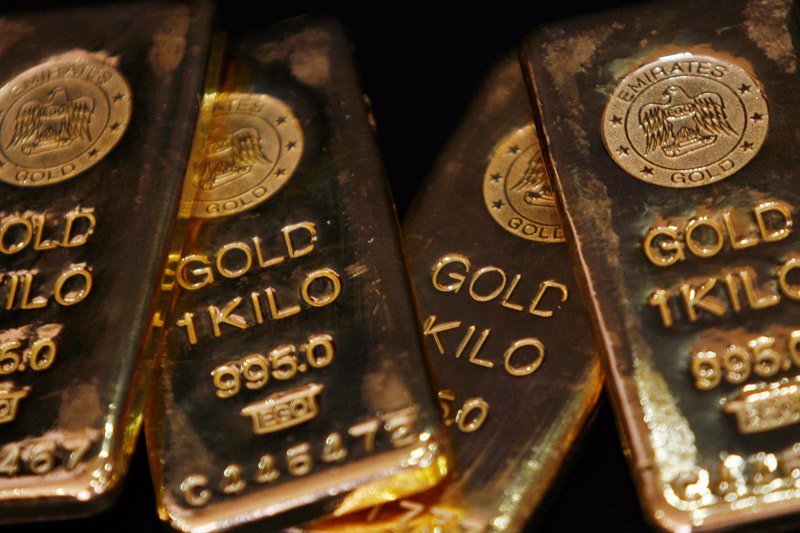 Gold prices tick higher on fresh US tariff threats, Fed rate cut hopes 