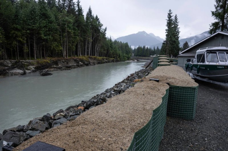 Alaska glacial melt triggers Juneau evacuations amid flood fears