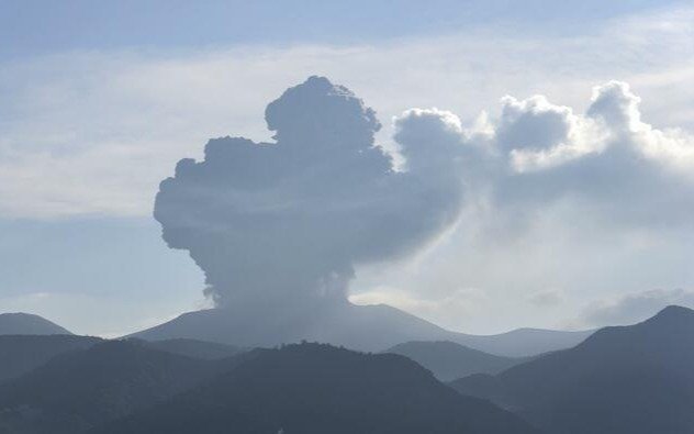 Japan's Shinmoedake volcano erupts again