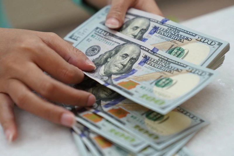 Dollar slides as traders eye possible Fed rate cut