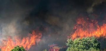 Massive wildfire rages in Central California, injuring three -  VIDEO 