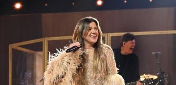 Kelly Clarkson postpones Las Vegas shows amid family crisis