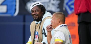 Marshawn Lynch protects camera with elbow during Seahawks preseason debut -  VIDEO 