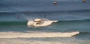 Passenger boat runs aground in high surf off Hawaii beach -  VIDEO 