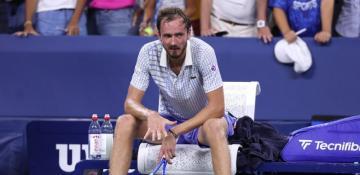 Medvedev’s U.S. Open match halted by boos after photographer enters court