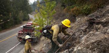 Firefighters tackling Washington wildfire arrested by U.S. immigration agents