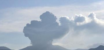Japan's Shinmoedake volcano erupts again