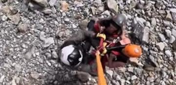 Helicopter rescues 2 hikers trapped by rising tides on remote California beach -  VIDEO 