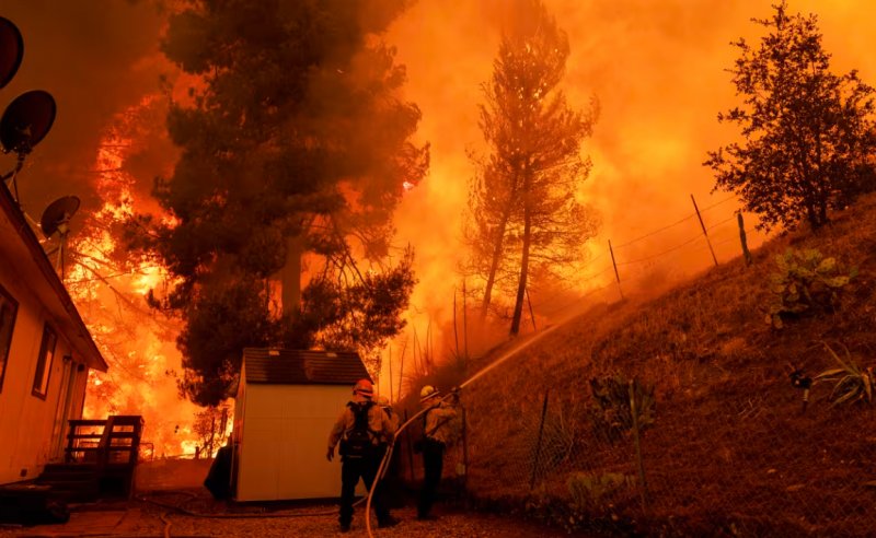 Canyon fire sparks evacuations for thousands North of Los Angeles