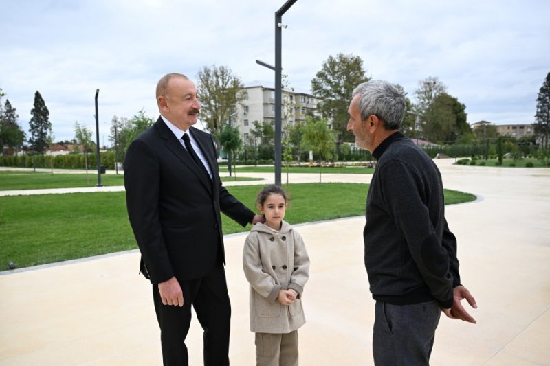 News about - Azerbaijani president honors memory of Patriotic War martyrs with minute of silence