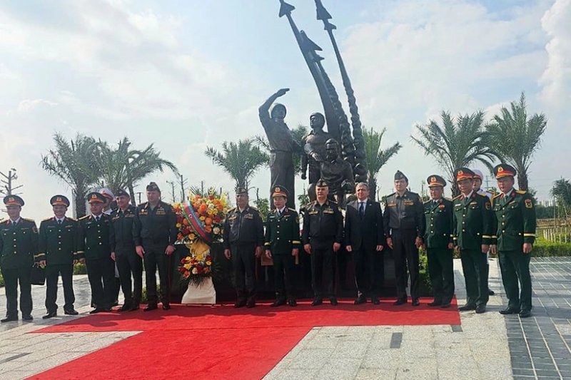 Azerbaijan’s defense minister arrives in Vietnam on official visit