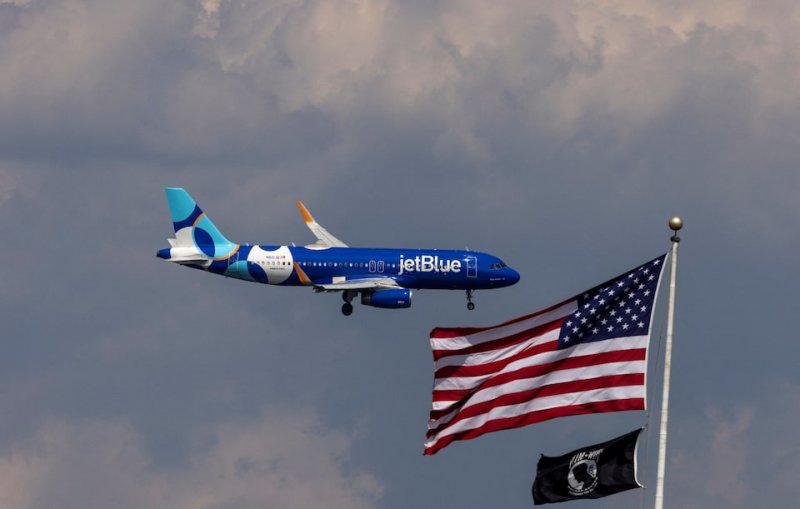 JetBlue sees smaller Q3 revenue decline on strong holiday demand