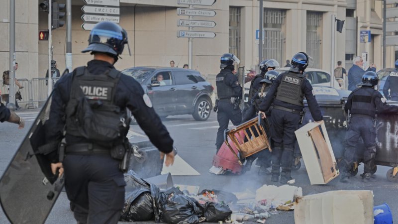 French police detain protesters in nationwide ‘Block Everything’ demonstrations