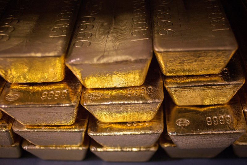 Gold set for fourth straight weekly gain as Fed rate cut bets grow