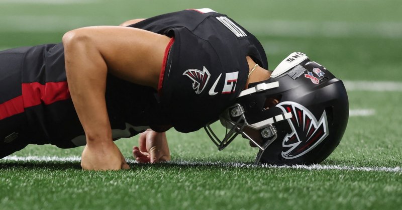 Parker Romo’s hilarious postgame blunder: Fails to recognize Leonard Floyd