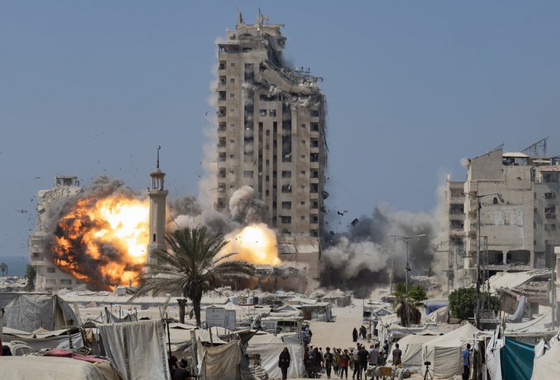 Israeli forces destroy high-rise al-Ghafri Tower in Gaza City -  VIDEO 