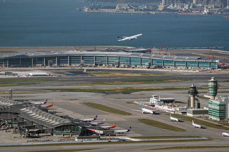 Hong Kong airport braces for 36-hour shutdown as Typhoon Ragasa nears