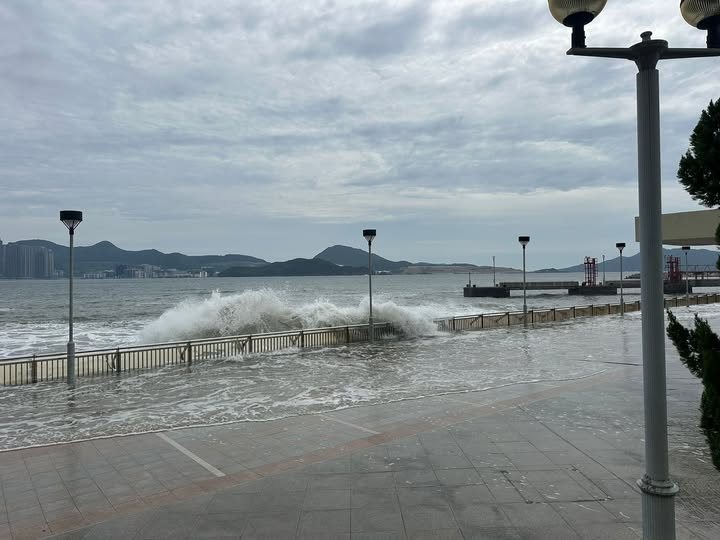 2025/09/1758606616.jpg + Super Typhoon Ragasa: Heng Fa Chuen hit by flooding as seawater surges inland News about - Super Typhoon Ragasa: Heng Fa Chuen hit by flooding as seawater surges inland