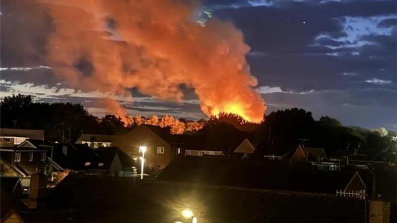 Swindon explosion: Crews battle major warehouse fire -  VIDEO 