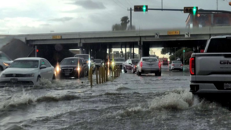 Severe rainfall sparks street flooding across Laredo, Texas