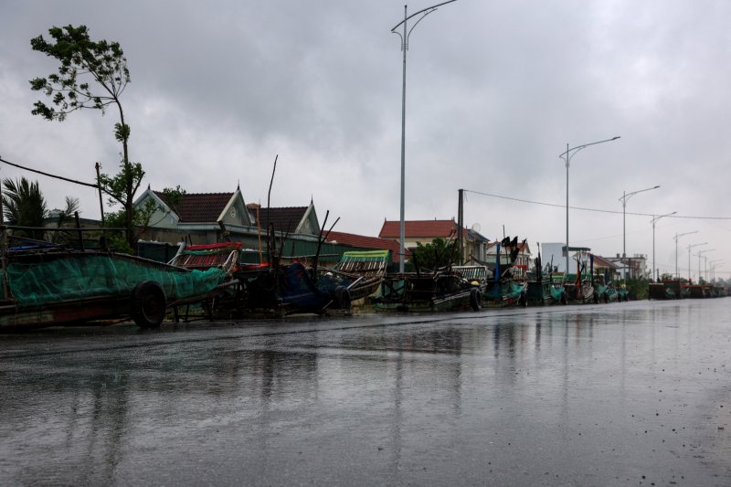Vietnam reports multiple deaths as Typhoon Bualoi nears  -VIDEO 