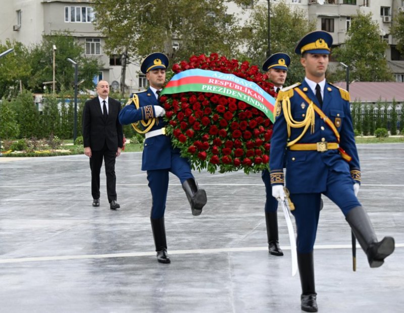 News about - Azerbaijani president honors memory of Patriotic War martyrs with minute of silence