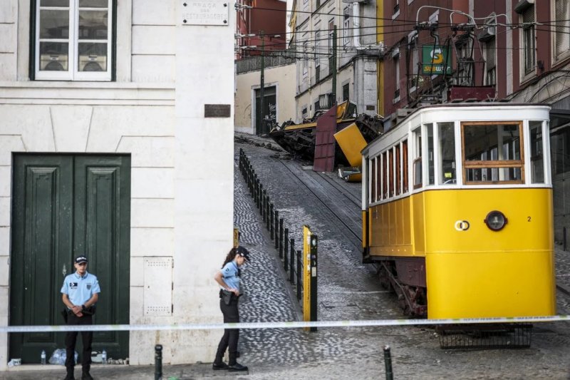 Portugal holds day of mourning after 17 die in streetcar crash