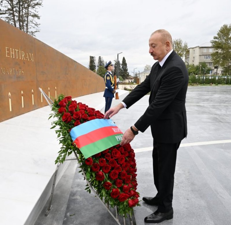 News about - Azerbaijani president honors memory of Patriotic War martyrs with minute of silence