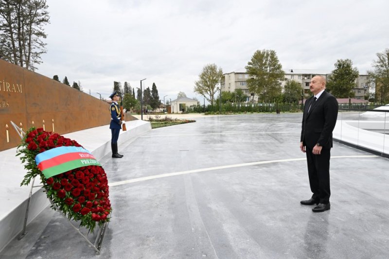 Azerbaijani president honors memory of Patriotic War martyrs with minute of silence