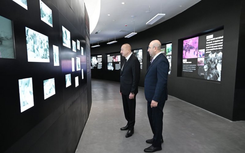 News about - Azerbaijani president honors memory of Patriotic War martyrs with minute of silence