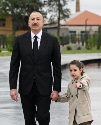 News about - Azerbaijani president honors memory of Patriotic War martyrs with minute of silence